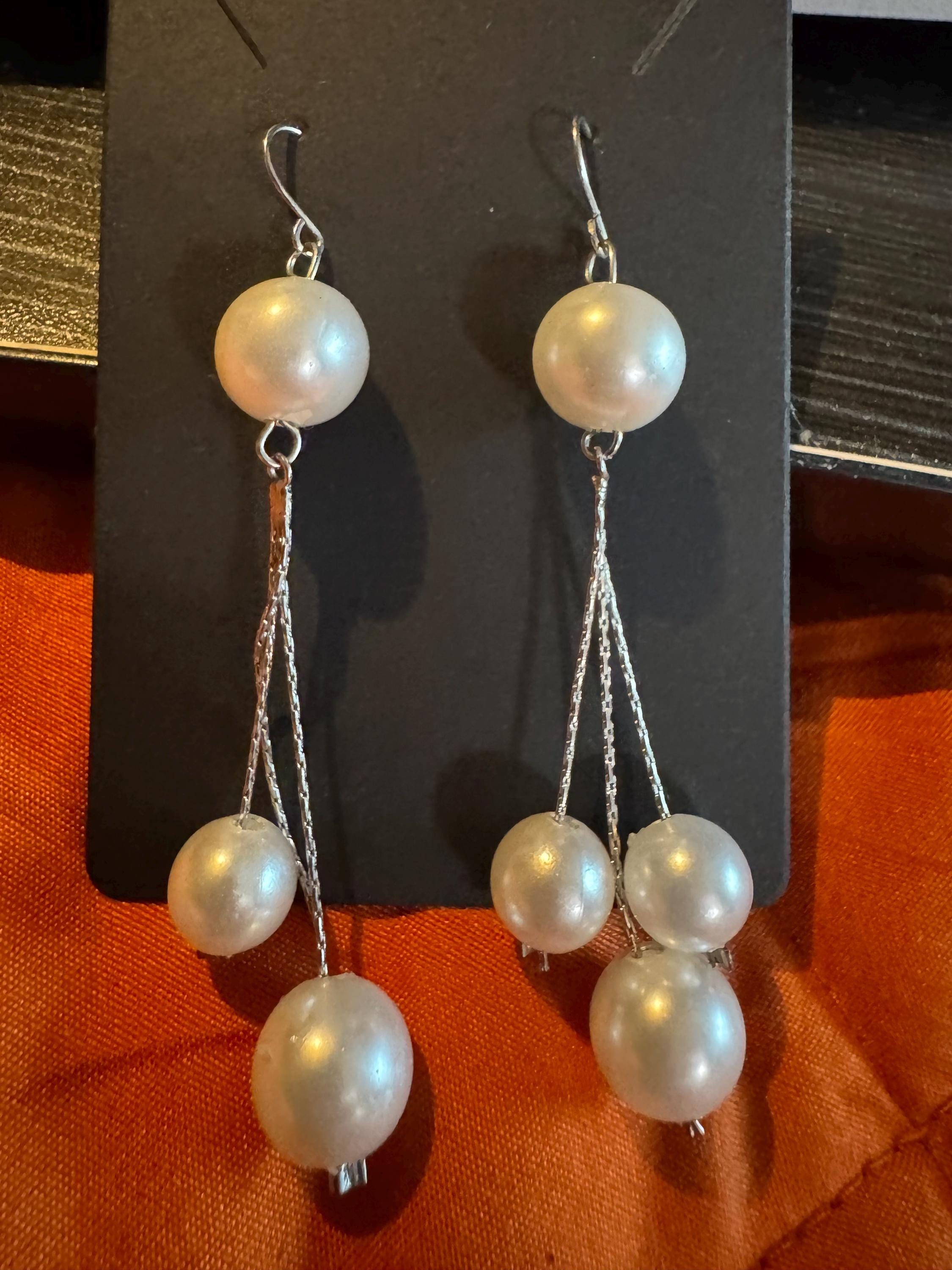 Beautiful Vintage Faux Pearl Dangle Earrings.