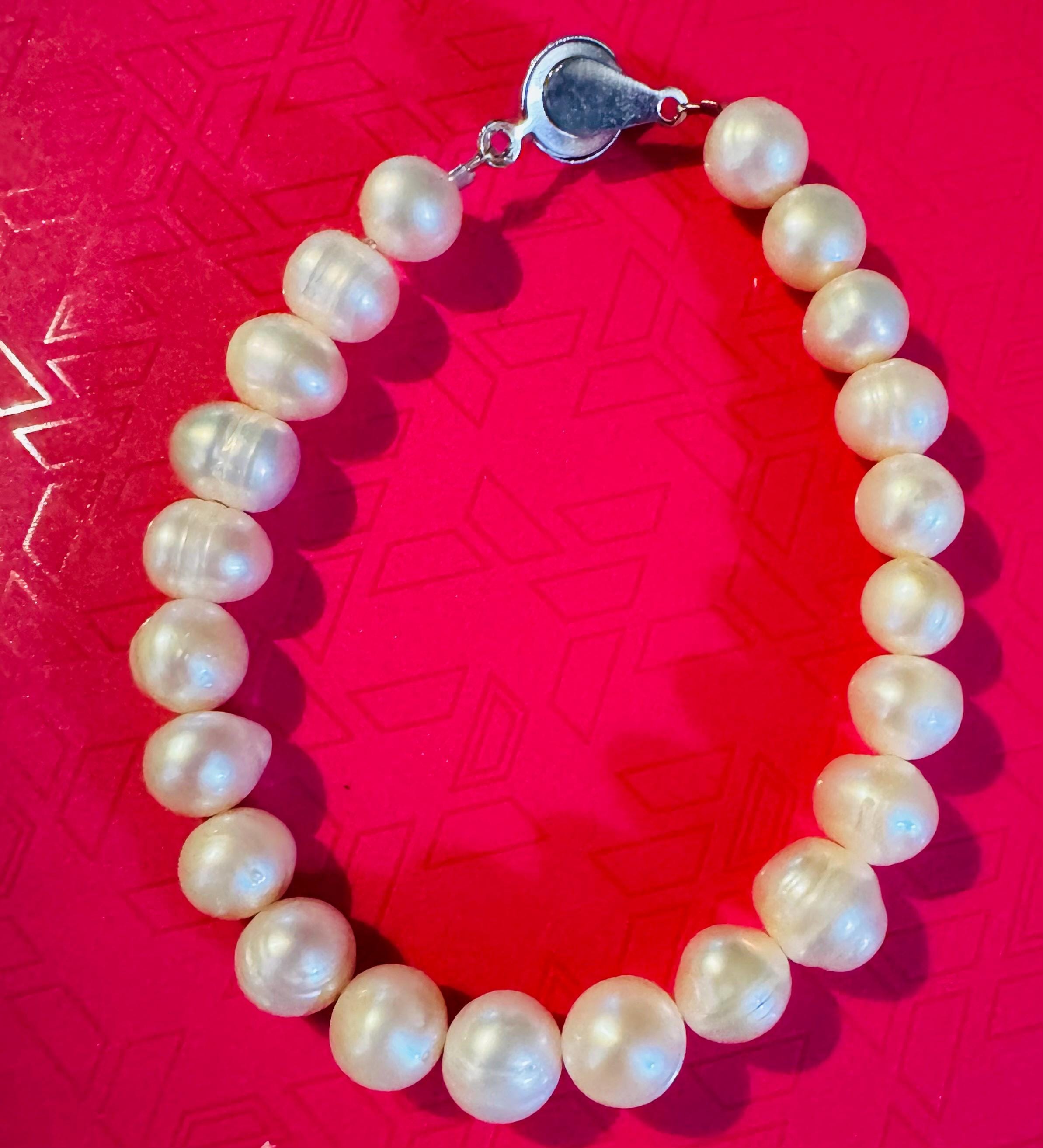 Beautiful TENG YUE Cultured Fresh Water Pearl Bracelet.