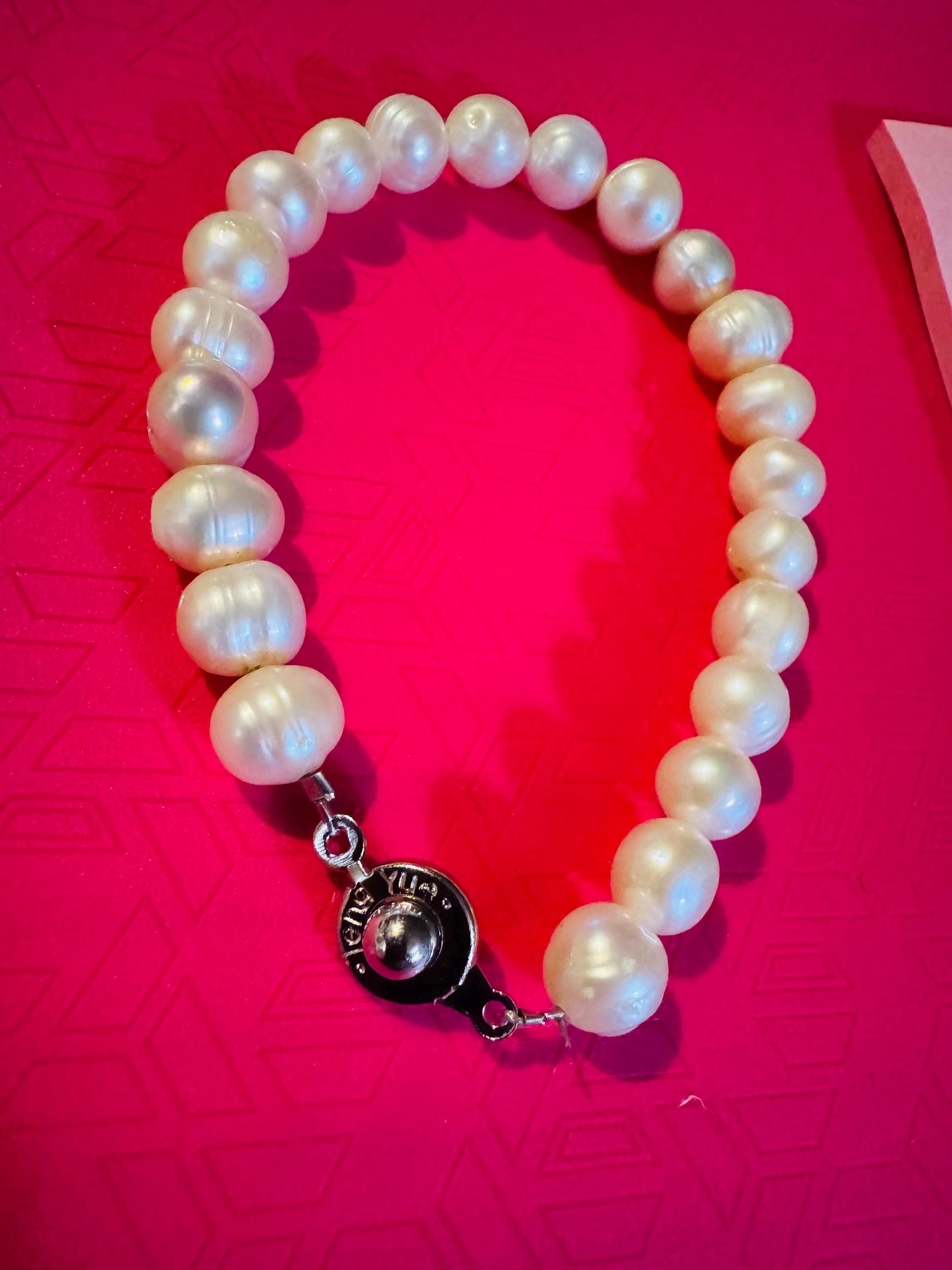 Beautiful TENG YUE Cultured Fresh Water Pearl Bracelet.