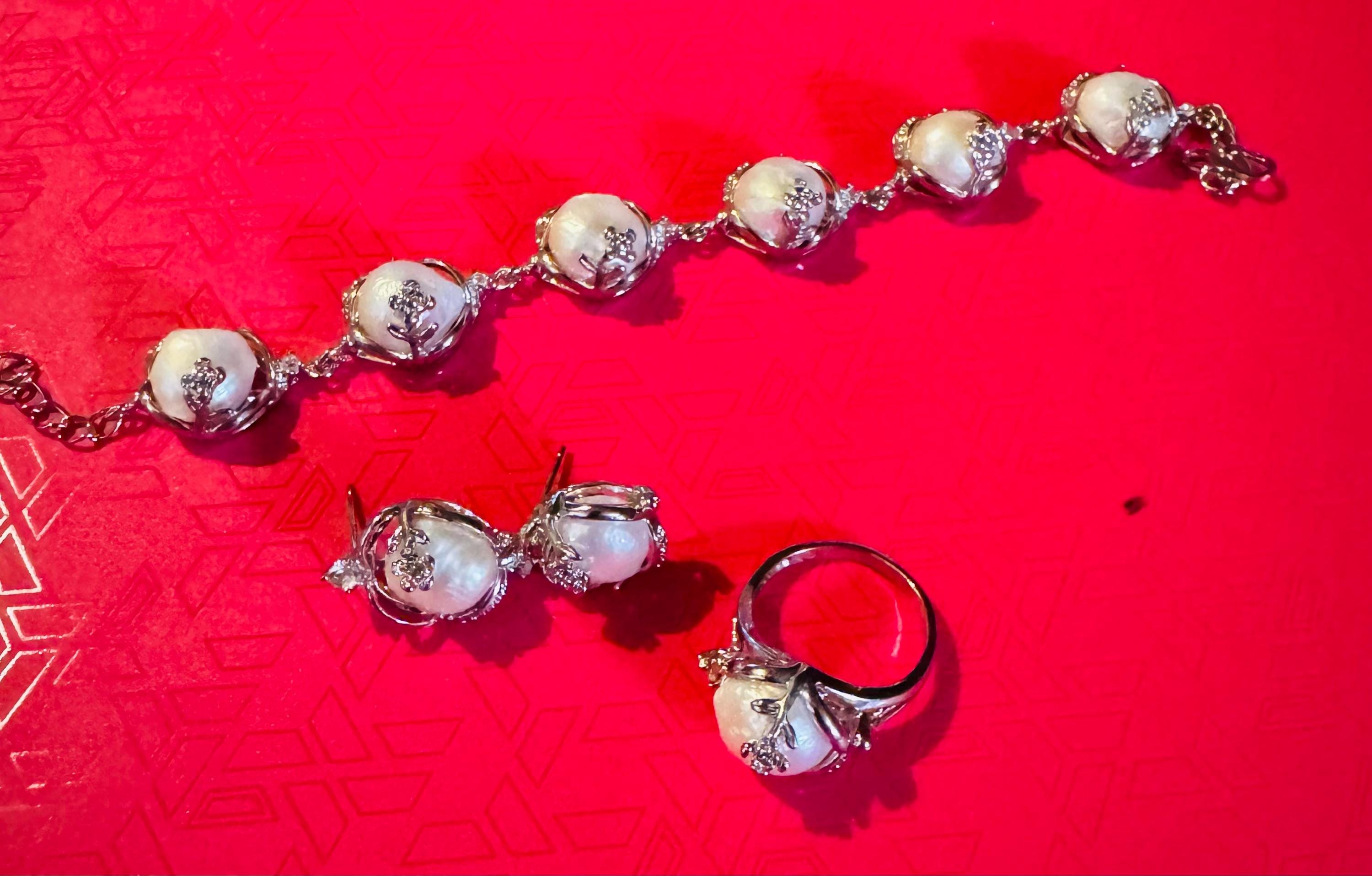 Beautiful Jewelry set with Fresh Water Pearls. Bracelet, Earrings and Ring.