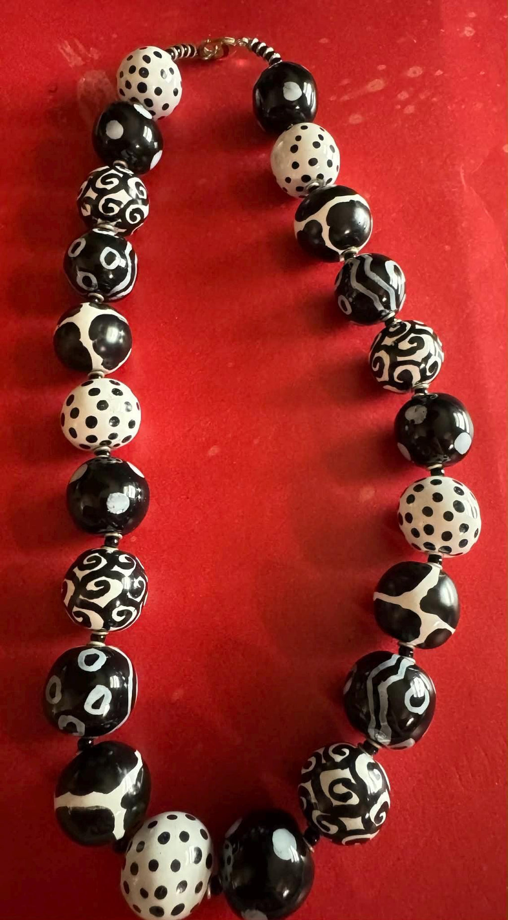 Beautiful Black and White Glass Beaded Necklace.