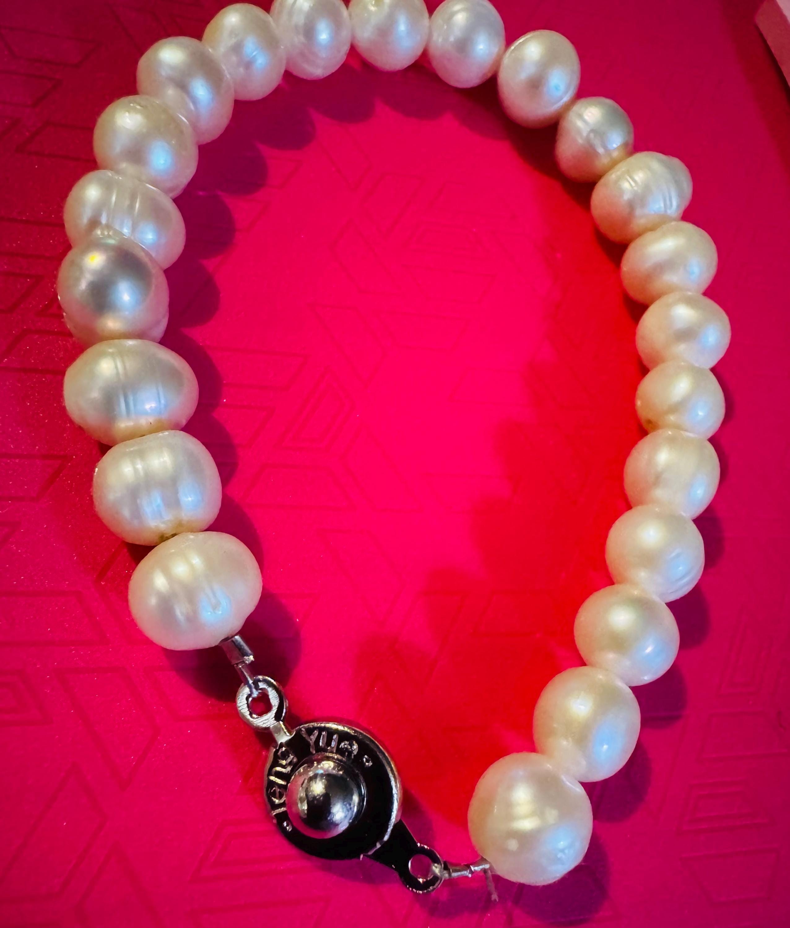 Beautiful TENG YUE Cultured Fresh Water Pearl Bracelet.