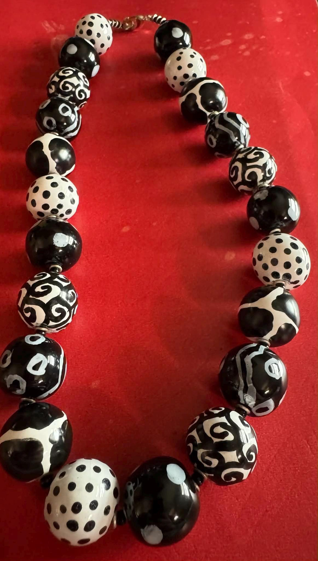 Beautiful Black and White Glass Beaded Necklace.